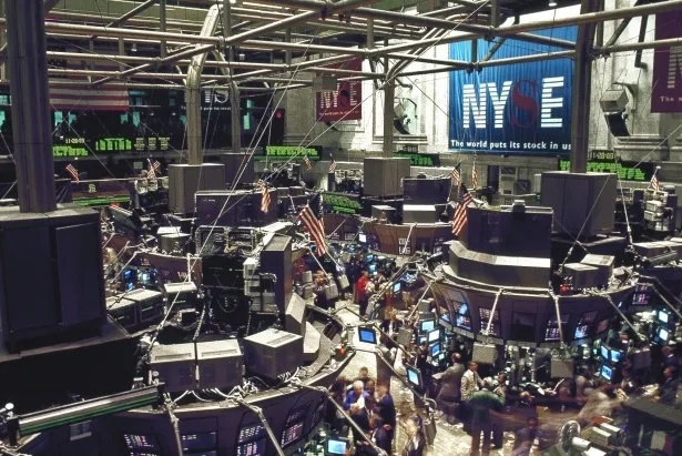 A NYSE, uma das principais bolsas mundiais, com os famosos monitores de cotação de ativos, nos quais investidores se reúnem e dão lances nos investimentos