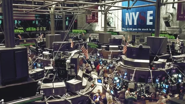 Espaço físico da NYSE - Bolsa de Nova York, com seus compradores, vendedores e monitores com preços de ações