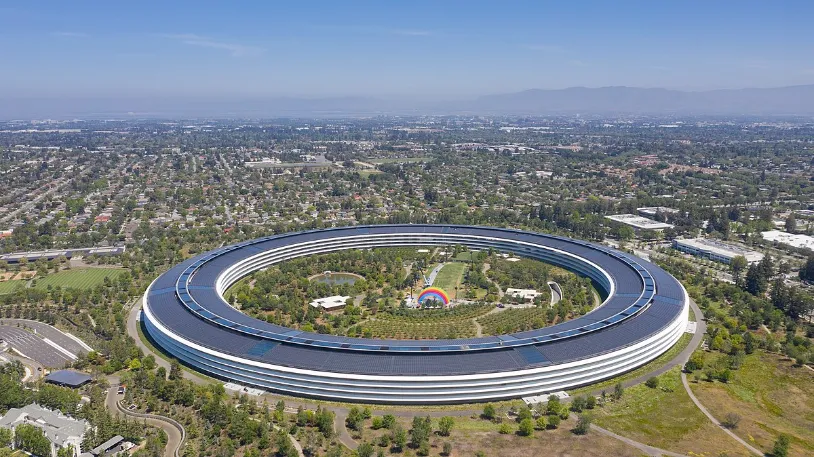 Apple Park, sede da empresa em Cupertino, Califórnia - o prédio é um grande círculo vazado, e em seu centro há uma floresta, praças e lagos. Todo o anel da edificação é coberto por placas solares e em seu centro, há uma tenda com as cores do arco-íris