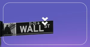 S&P 500 representado por uma placa de wall street preta e branca sobre fundo roxo